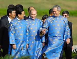 the presidents of US, Russia, and China at the 2006 APEC summit in Vietnam, wearing silk tunics given them by their host.